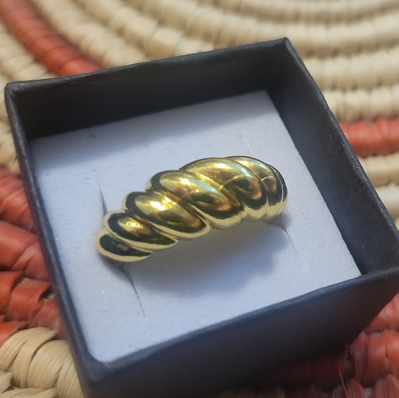 Womans Ring Fashion Accessory Jewelry - Picture 4 of 4